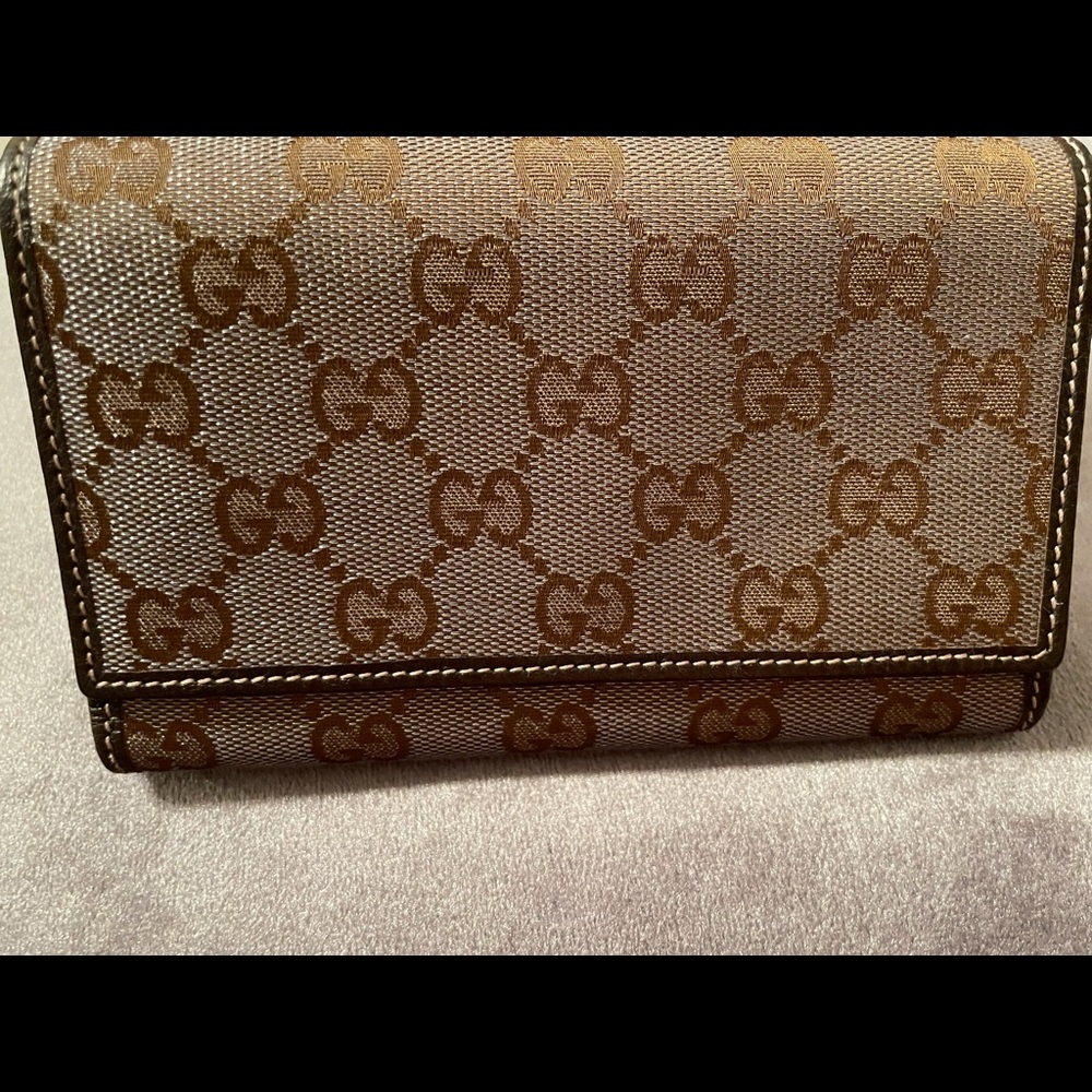- Authentic Gucci wallet